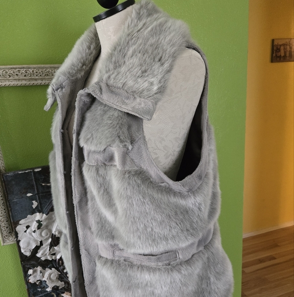 Chic Faux Fur Vest in Gray - Picture 2 of 3